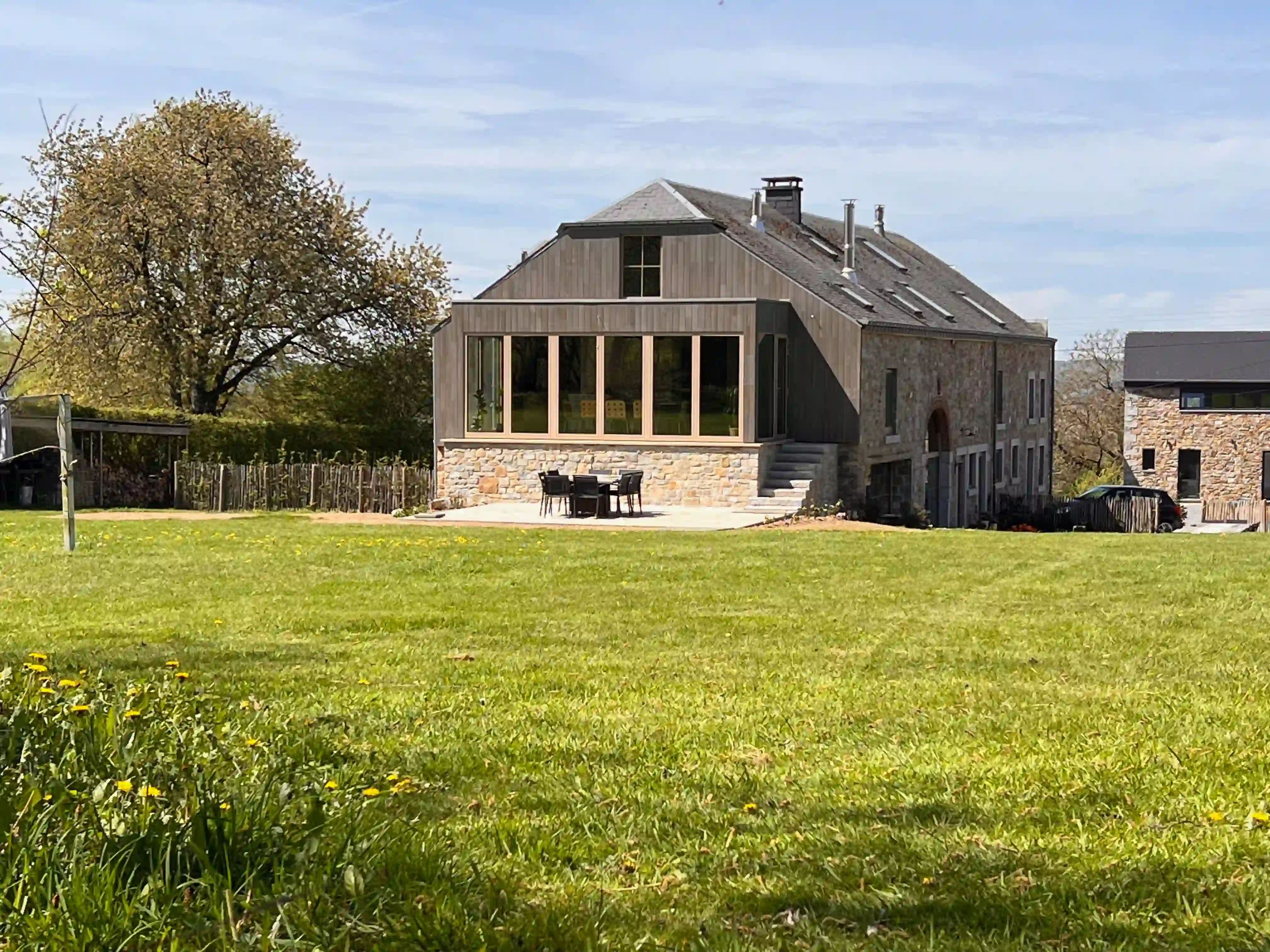 Terras van woning Le Hibou en tuin